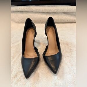 Black Pointed-Toe Women’s Pumps